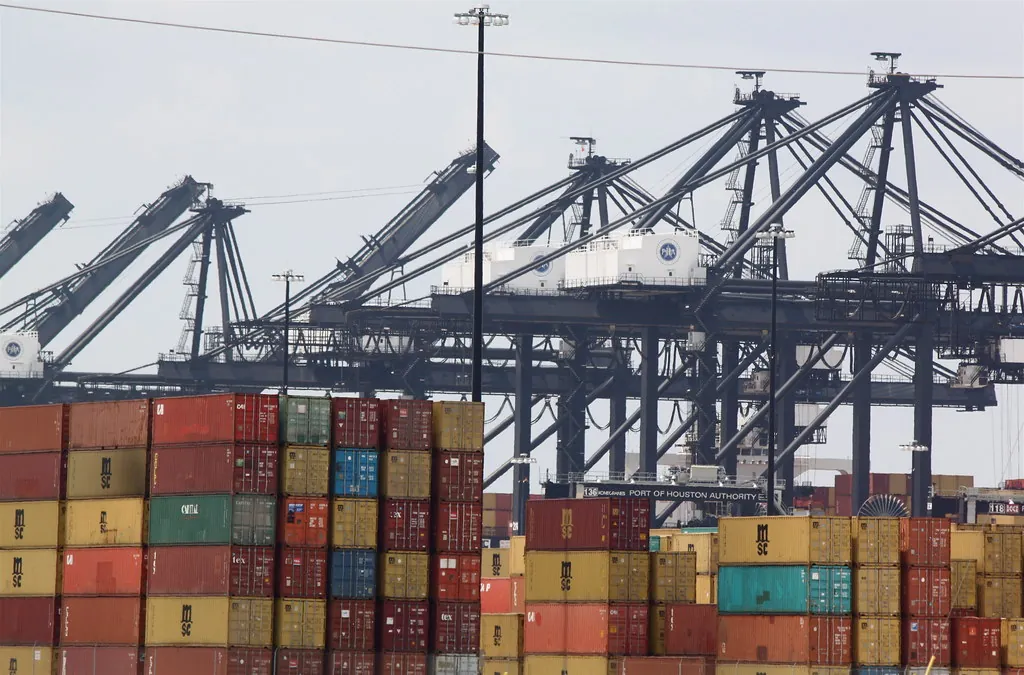 Contenedores de carga en puerto